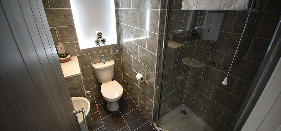 Stay in our modern bathroom accommodation at Thistle Dubh Dandy in Portree