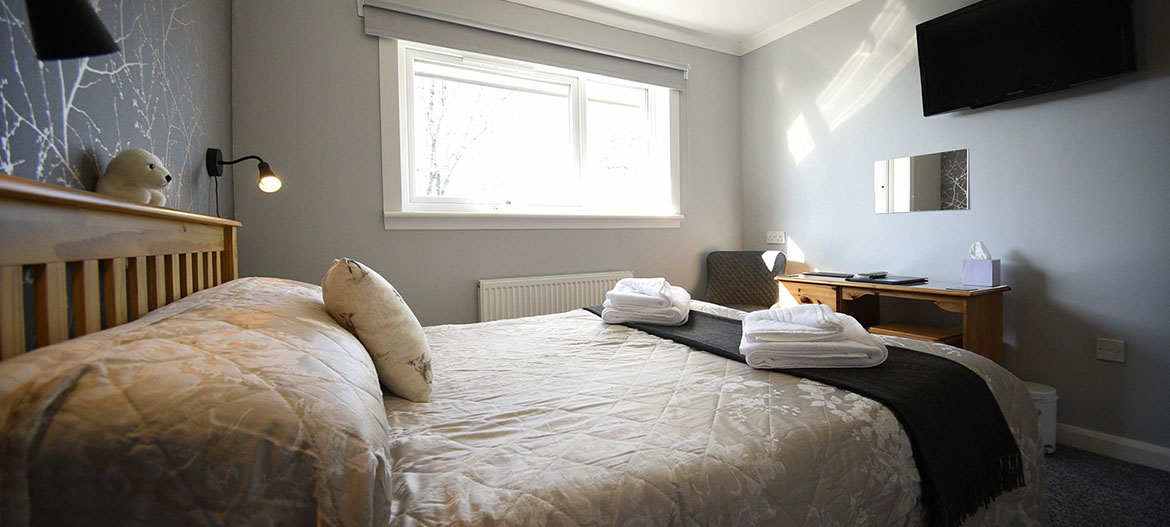 Thistle Dubh Dandy contains a comfortable double bed with widescreen TV and WIFI internet